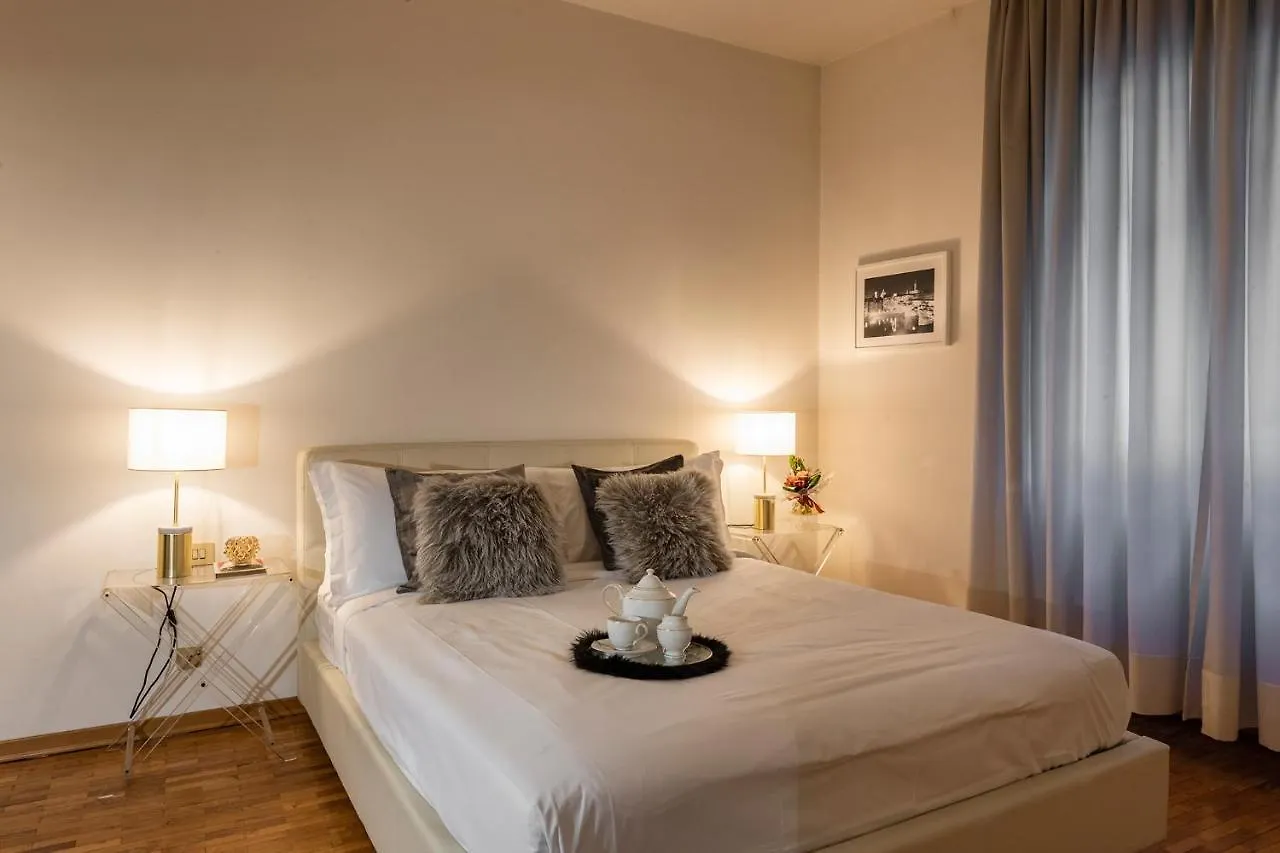 Apartments Florence - Elegant Arno View