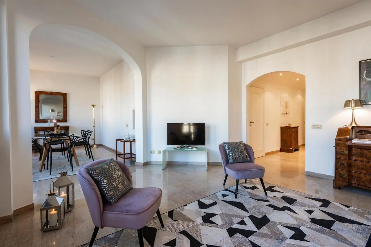 Apartments Florence - Elegant Arno View 0*,  İtalya