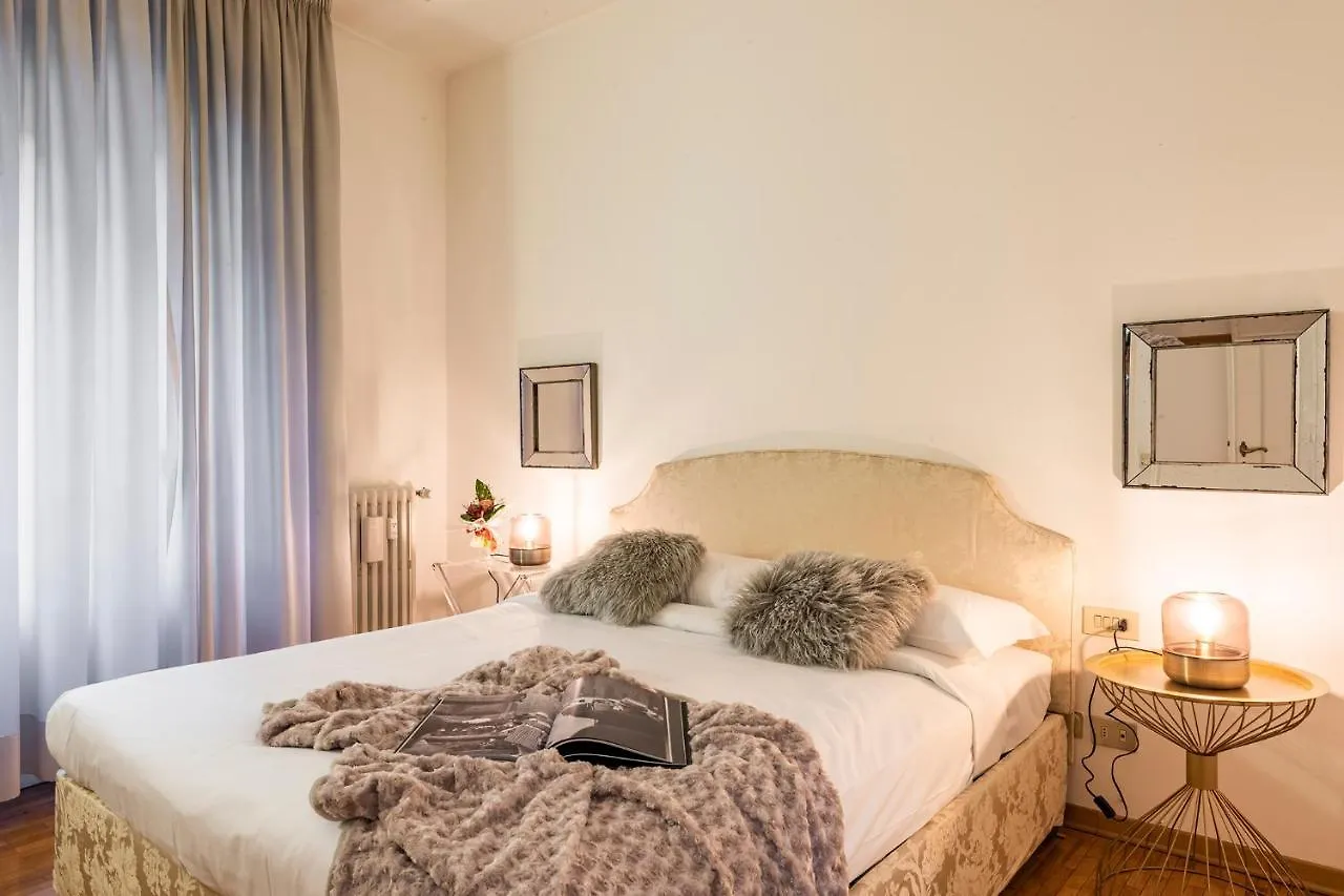 Apartments Florence - Elegant Arno View Włochy