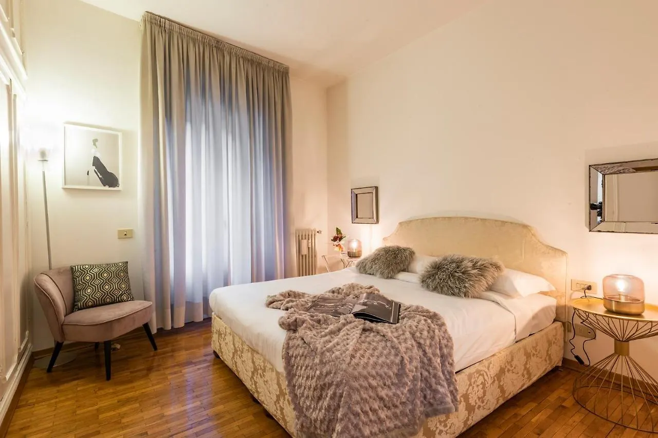 Apartments Florence - Elegant Arno View