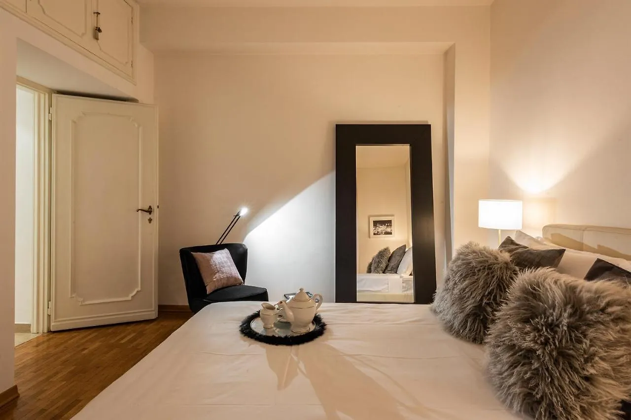 Apartments Florence - Elegant Arno View